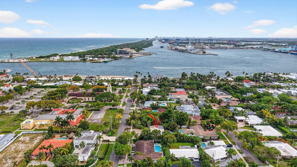 Photo of 1935 SE 25th Avenue, Fort Lauderdale, FL 33316 (MLS # B26014891)