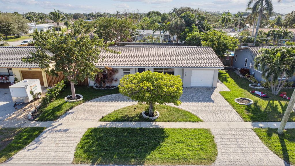 Photo of 428 SE 2nd Street, Deerfield Beach, FL 33441 (MLS # B26026883)