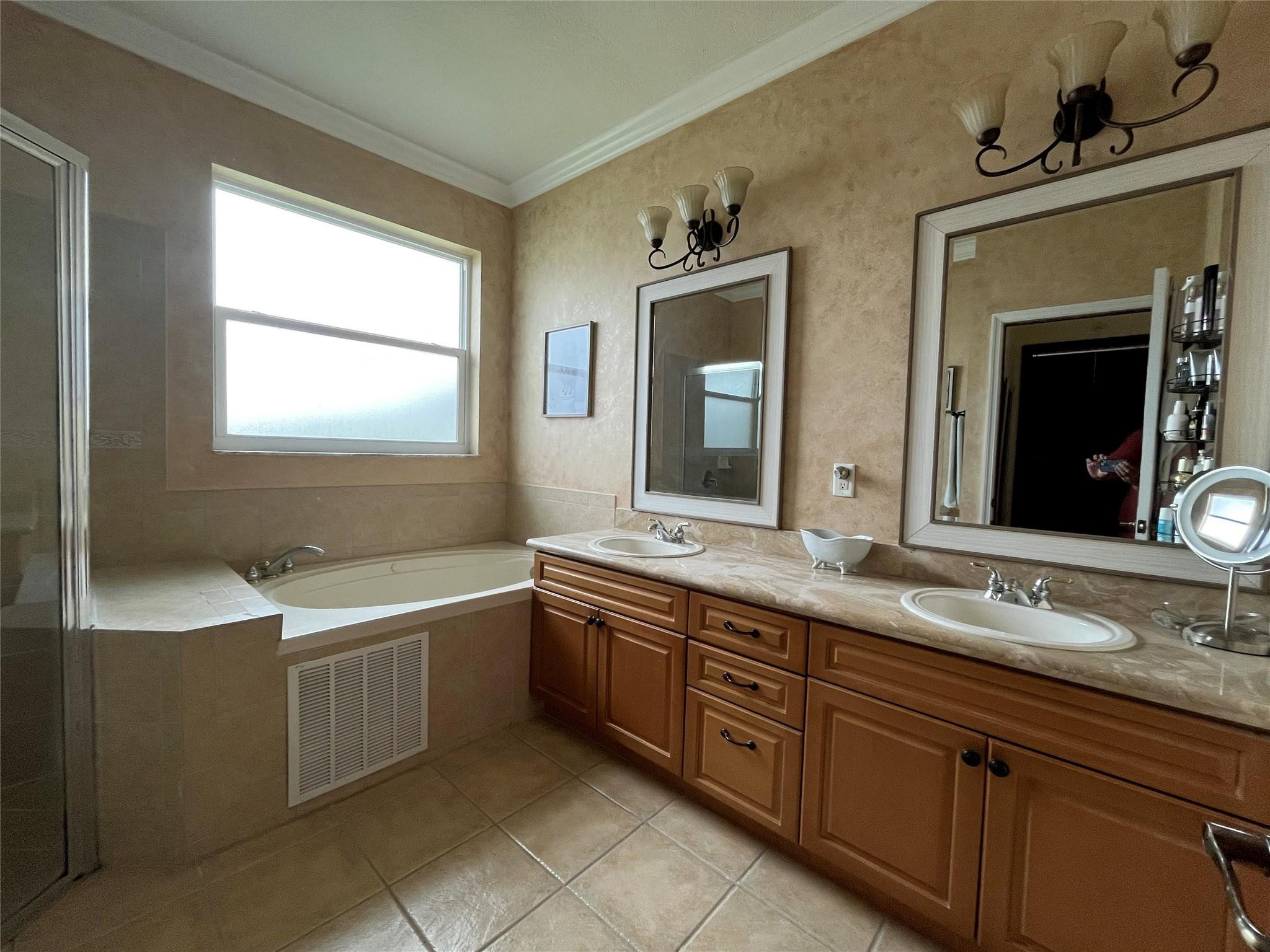 Escada 174-84 B - Residential