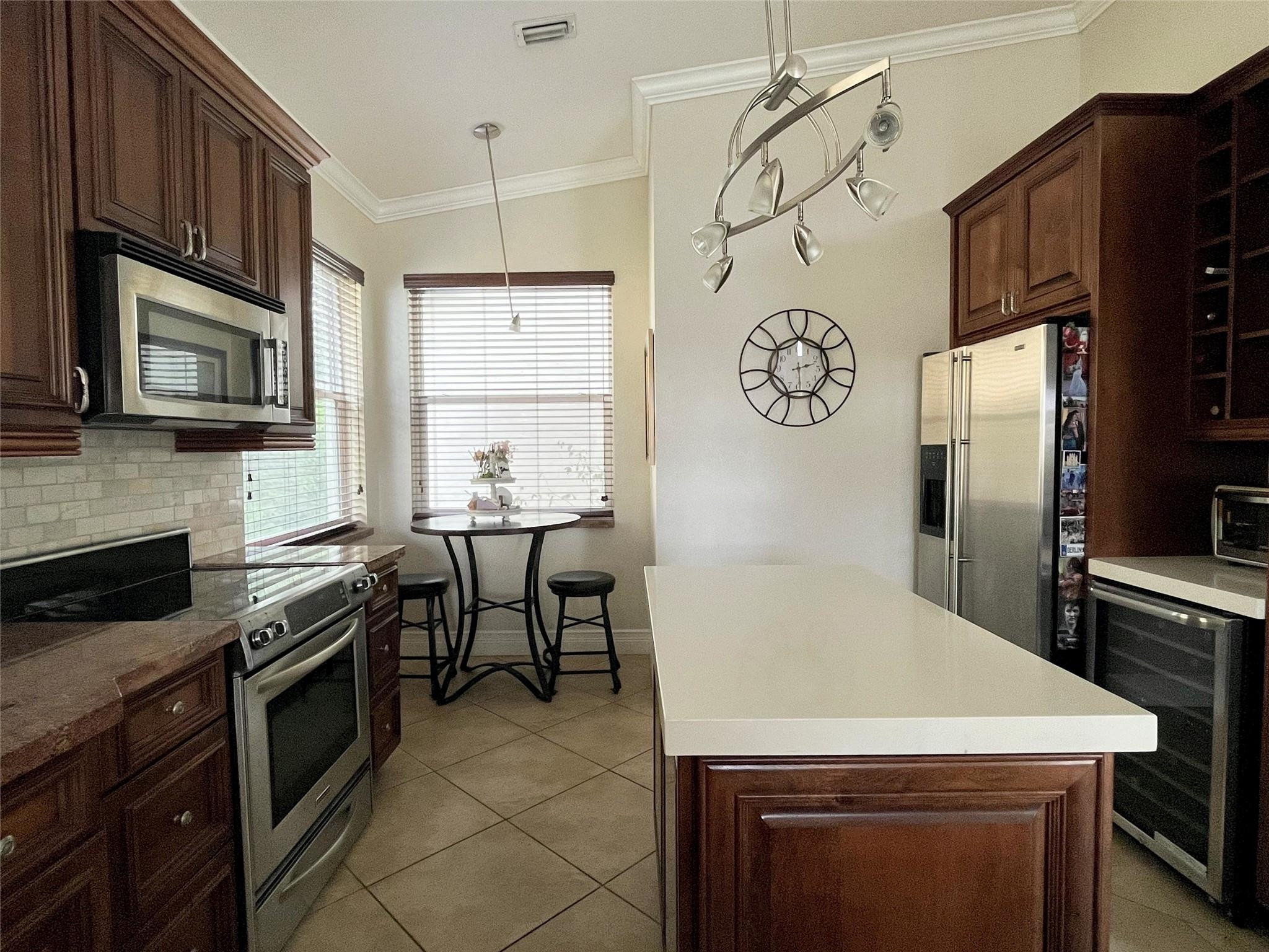 Escada 174-84 B - Residential