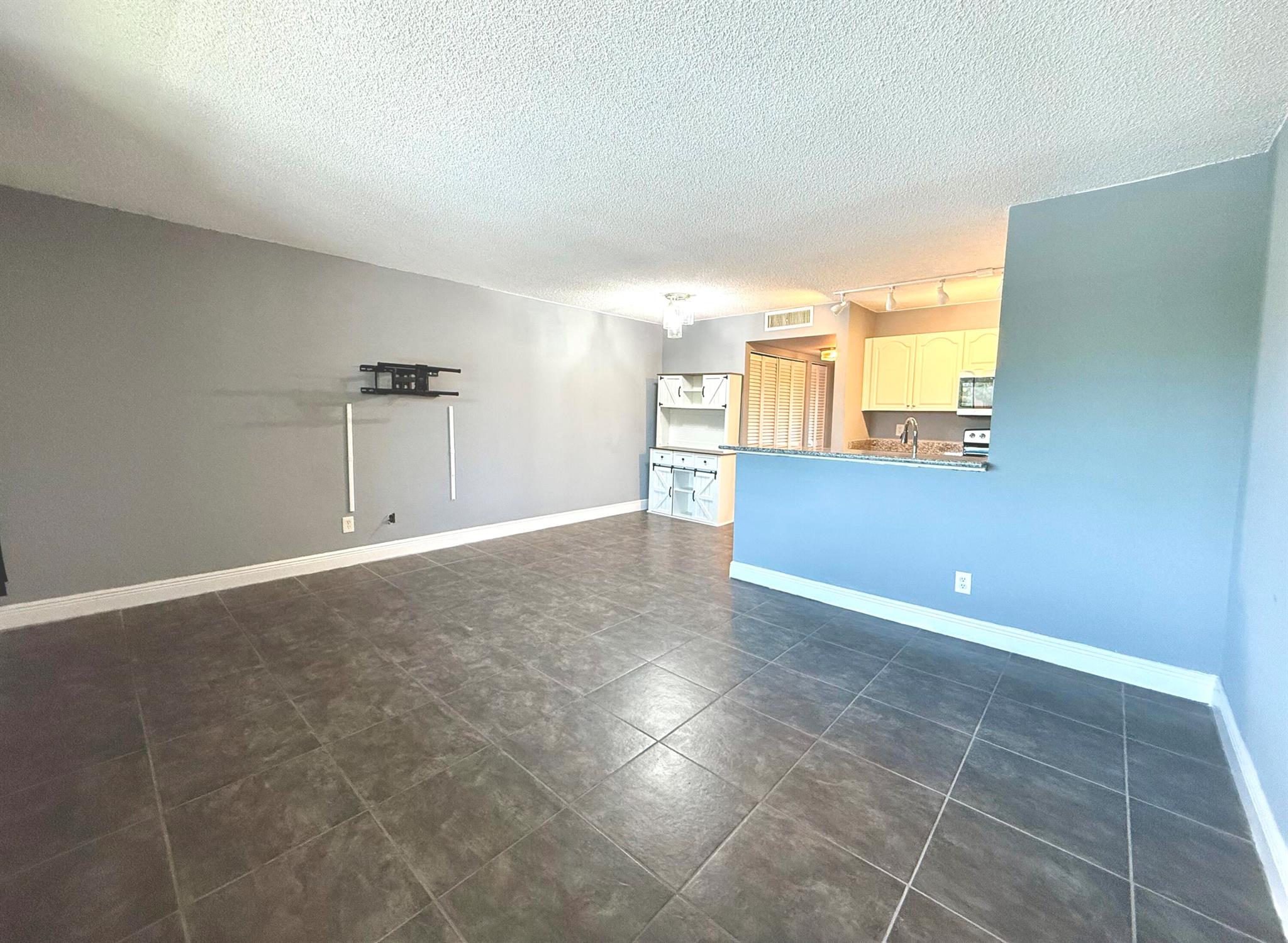 1625 Meadows Circle W