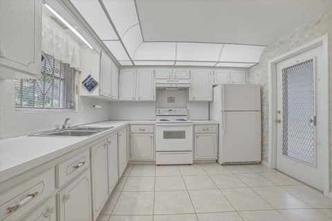 Tiny photo for 500 S Luna Court #4, Hollywood, FL 33021 (MLS # B26088939)