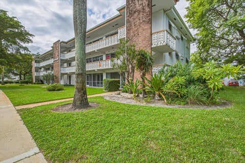 Tiny photo for 500 S Luna Court #4, Hollywood, FL 33021 (MLS # B26088939)