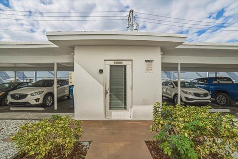 Tiny photo for 500 S Luna Court #4, Hollywood, FL 33021 (MLS # B26088939)
