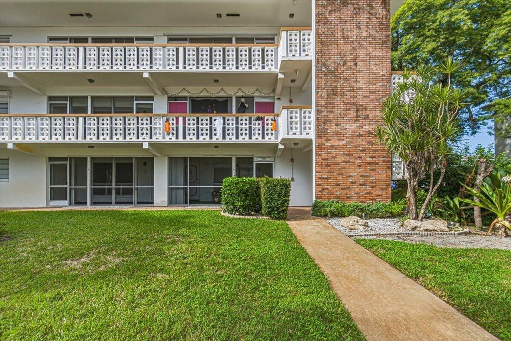 Photo of 500 S Luna Court #4, Hollywood, FL 33021 (MLS # B26088939)