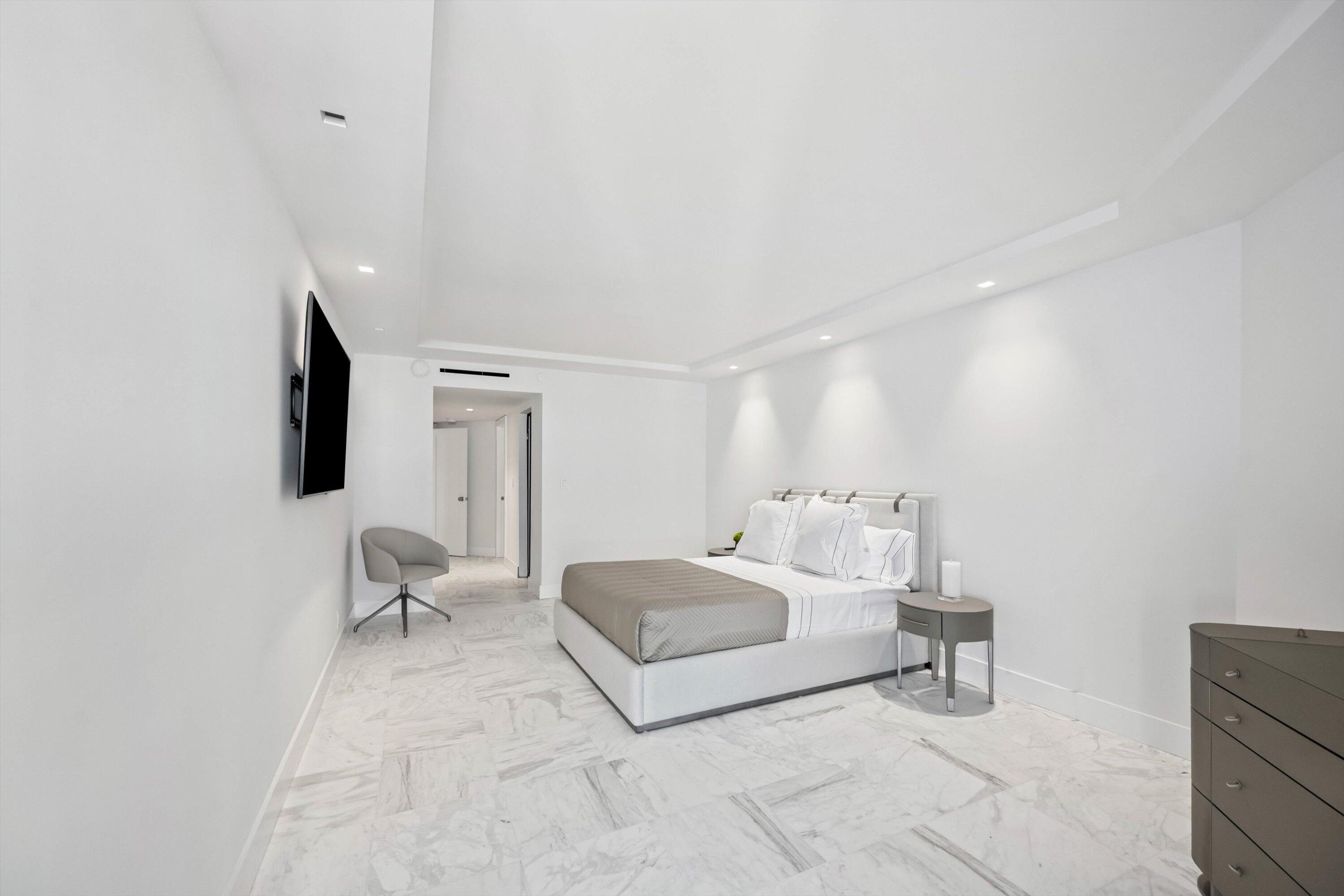 ENCLAVE OF PALM BEACH COND DECL FILED 2-12-85 IN - Residential