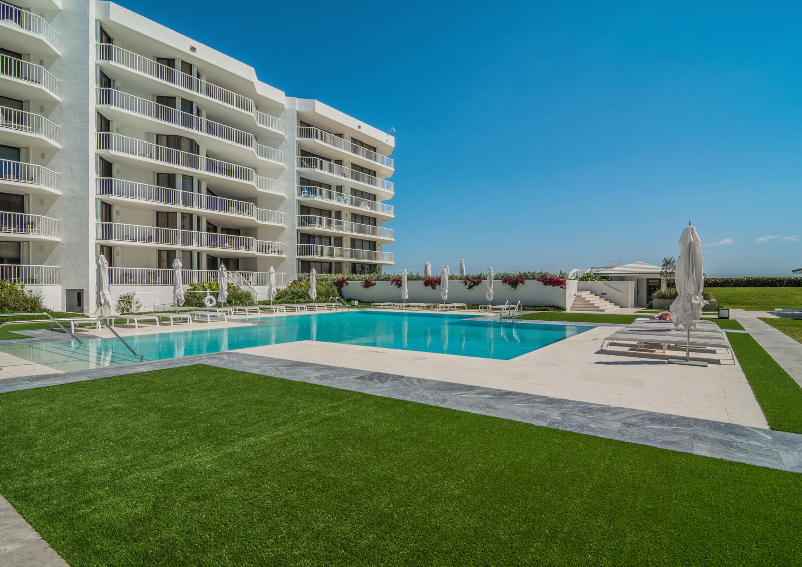 ENCLAVE OF PALM BEACH COND DECL FILED 2-12-85 IN - Residential