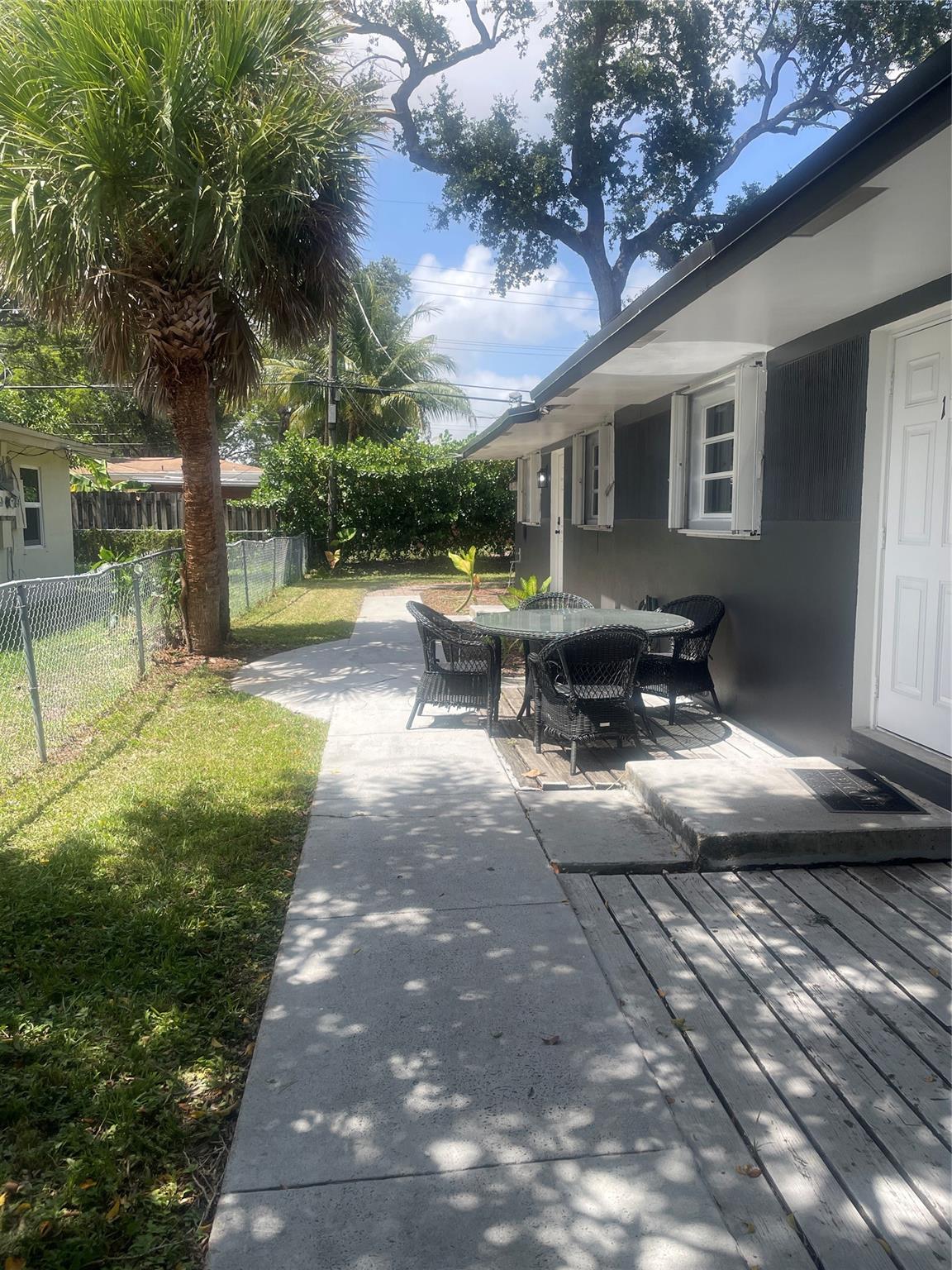 827 SW 29th St