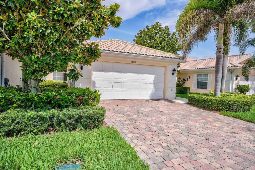 Photo of 923 Magdalena Road, Palm Beach Gardens, FL 33410 (MLS # R11137801)