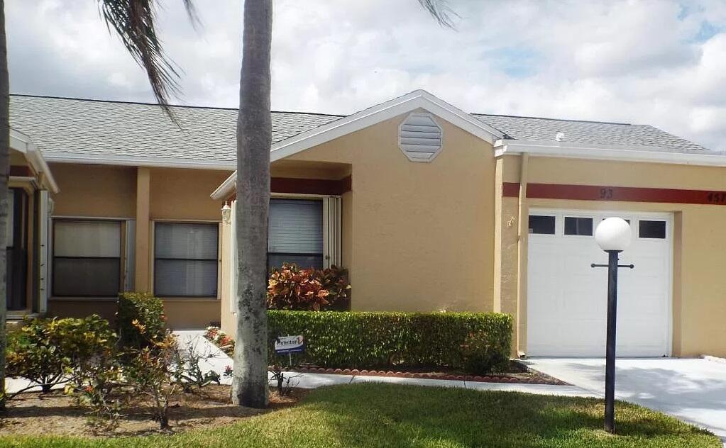 Perfectly located, well looked after 2/2 villa with 2 community pools, a gym and clubhouse.