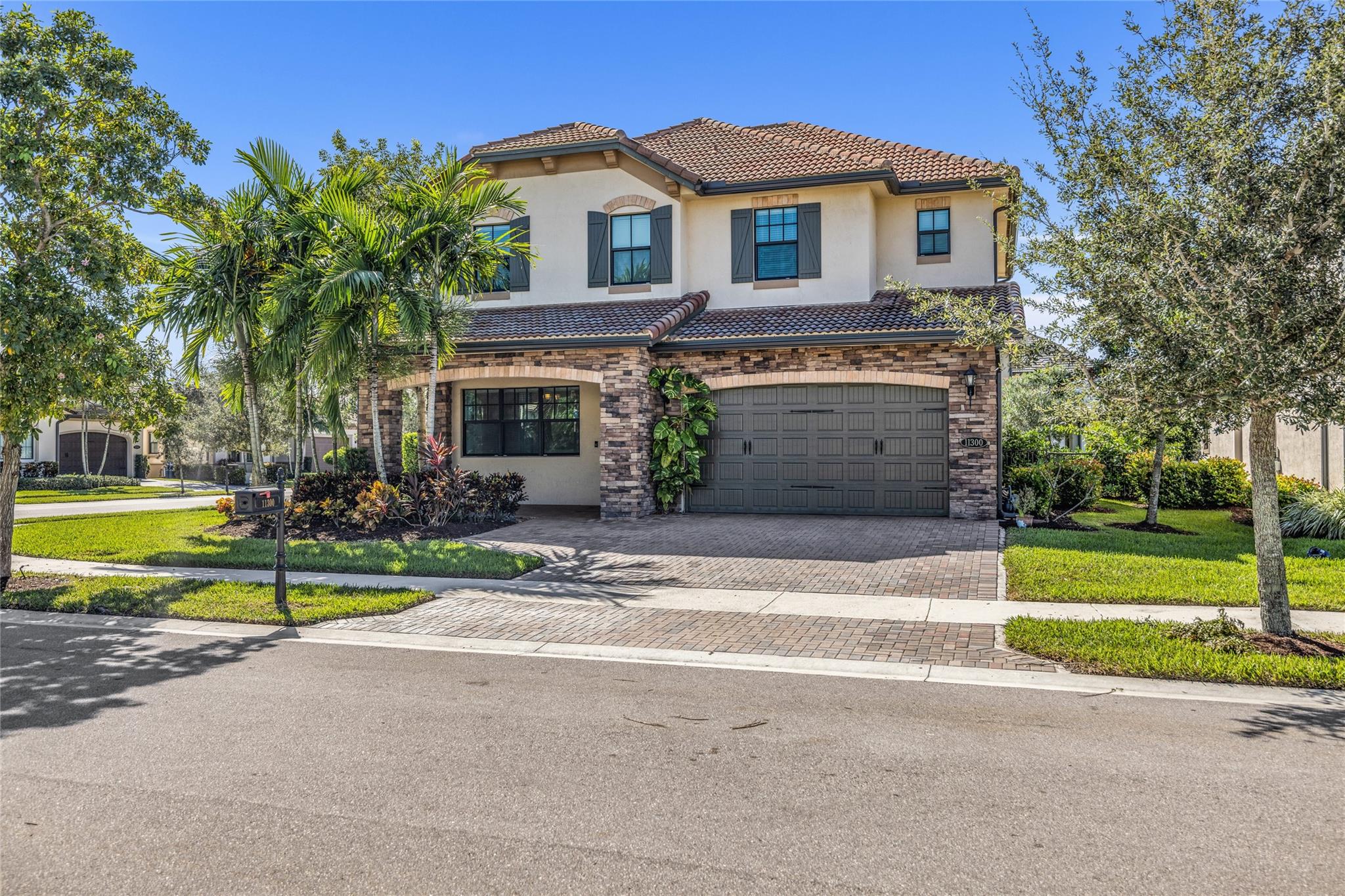 Welcome to one of the most popular models in the community. The Somerset features 4 bedrooms, 3.5 bathrooms and a den that can be used as a 5th bedroom. The home has been upgraded with the optional Gameroom adding additional living space. Seating on a corner lot featuring a fenced in backyard. Enjoy resort style amenities Including Pool, Splash Park, Playground, Tennis & Basketball Courts, Fitness Center, Fishing Pier, Dog Park, Parkland A Rated Schools.