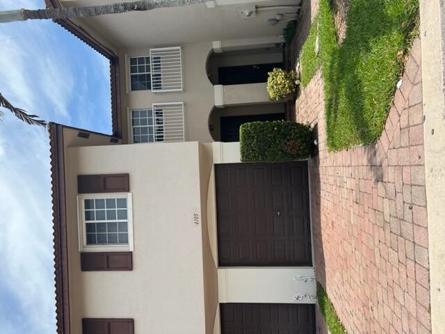 3 bedroom 2.5 bath PLUS garage! Beautiful Townhome located in a gated community that offers a giant pool and fitness room. Central location near beaches, shopping and more. LAKE VIEW