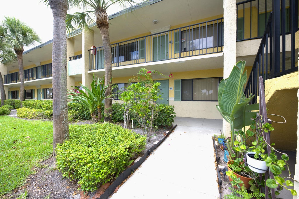 Photo of 1617 Meadows Circle W, Boynton Beach, FL 33436 (MLS # B26036585)