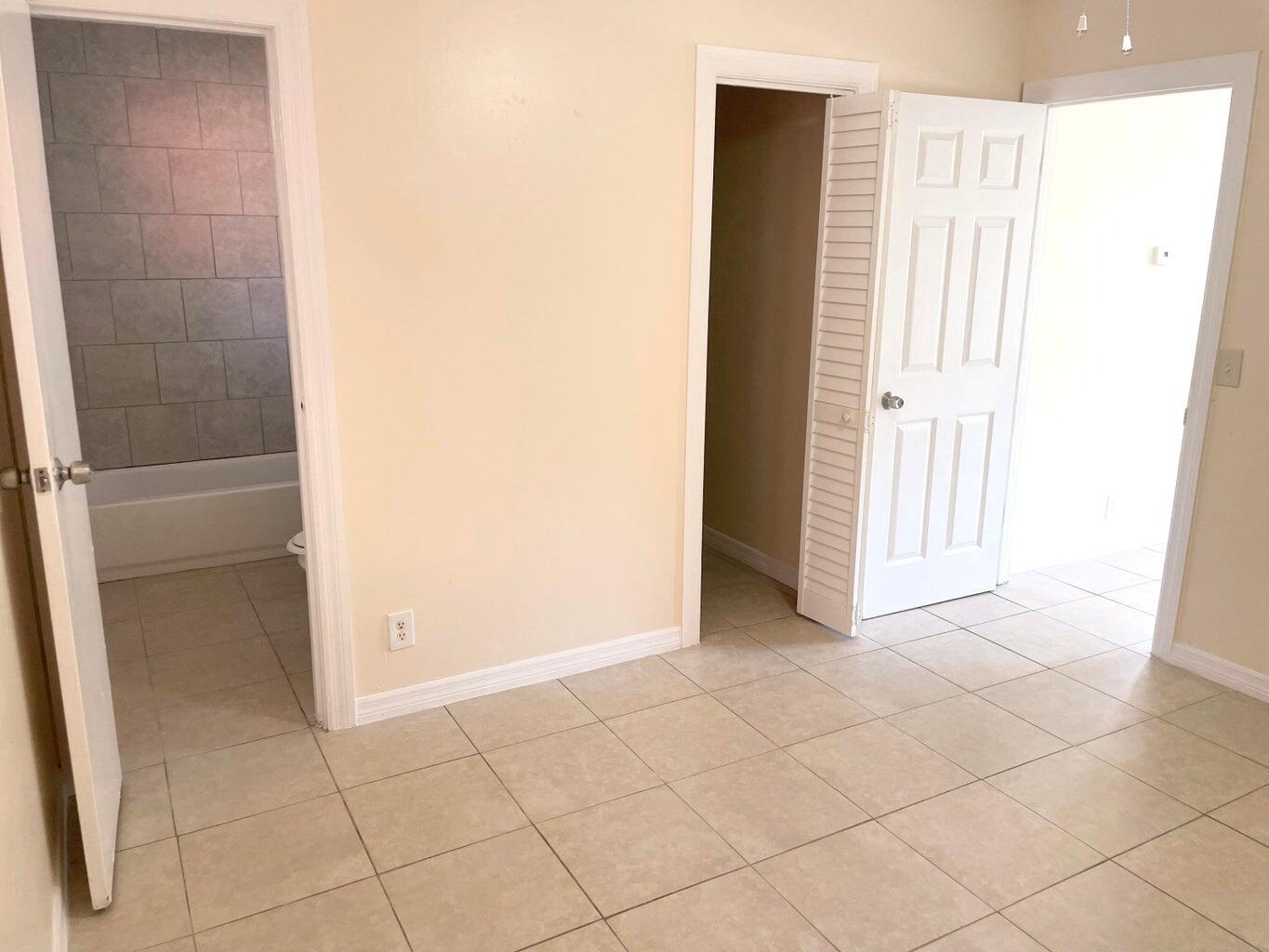 LAKE WORTH TOWN OF - Residential Lease