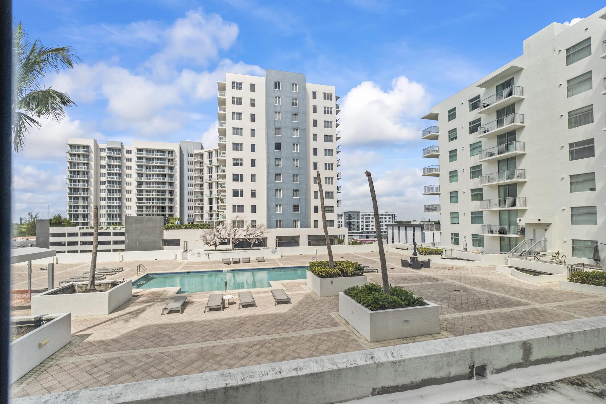 HOLLYWOOD STATION RES CONDO - Residential