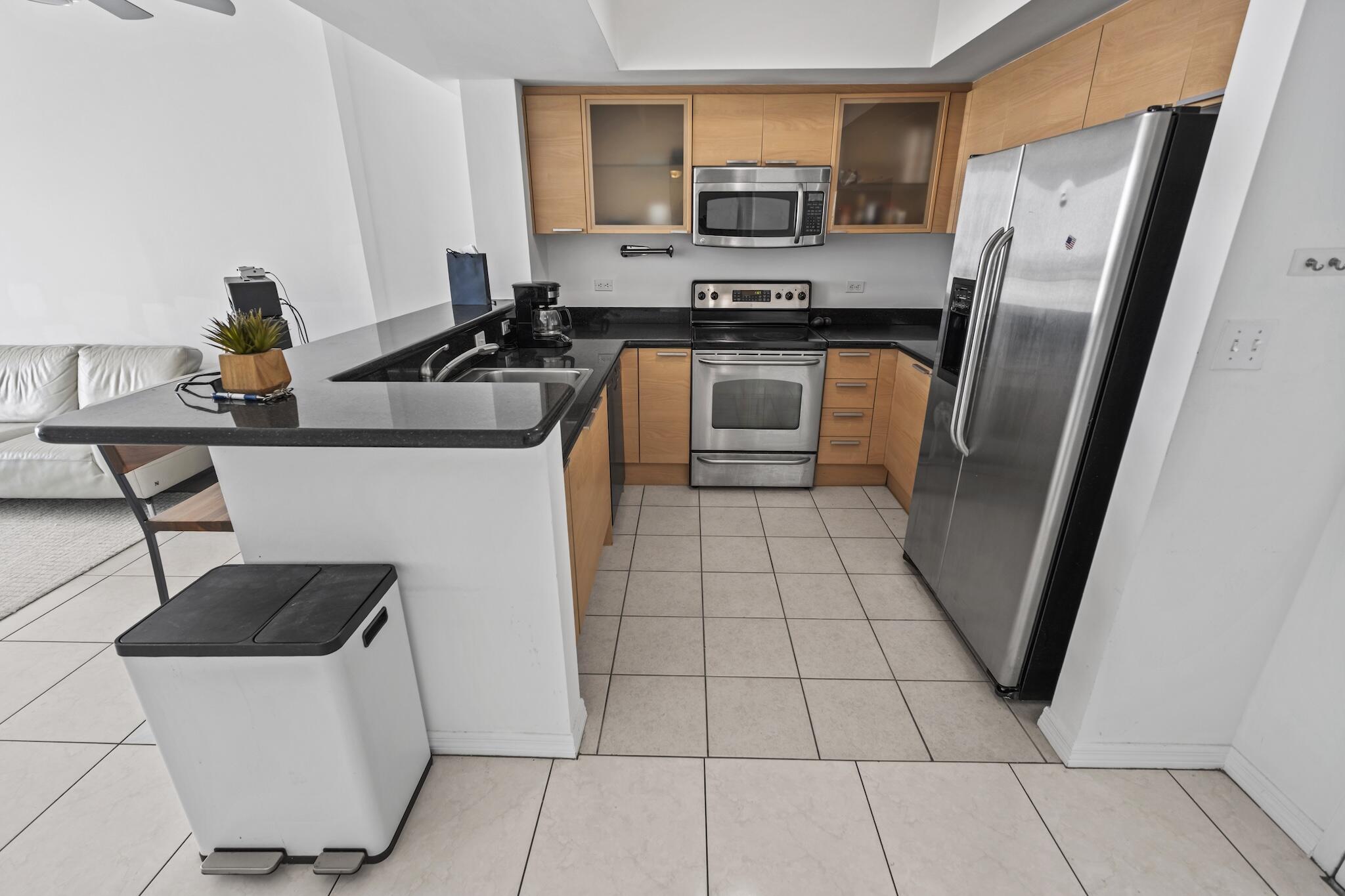 HOLLYWOOD STATION RES CONDO - Residential