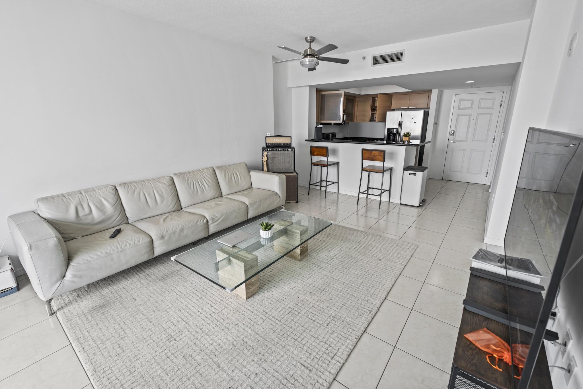 HOLLYWOOD STATION RES CONDO - Residential