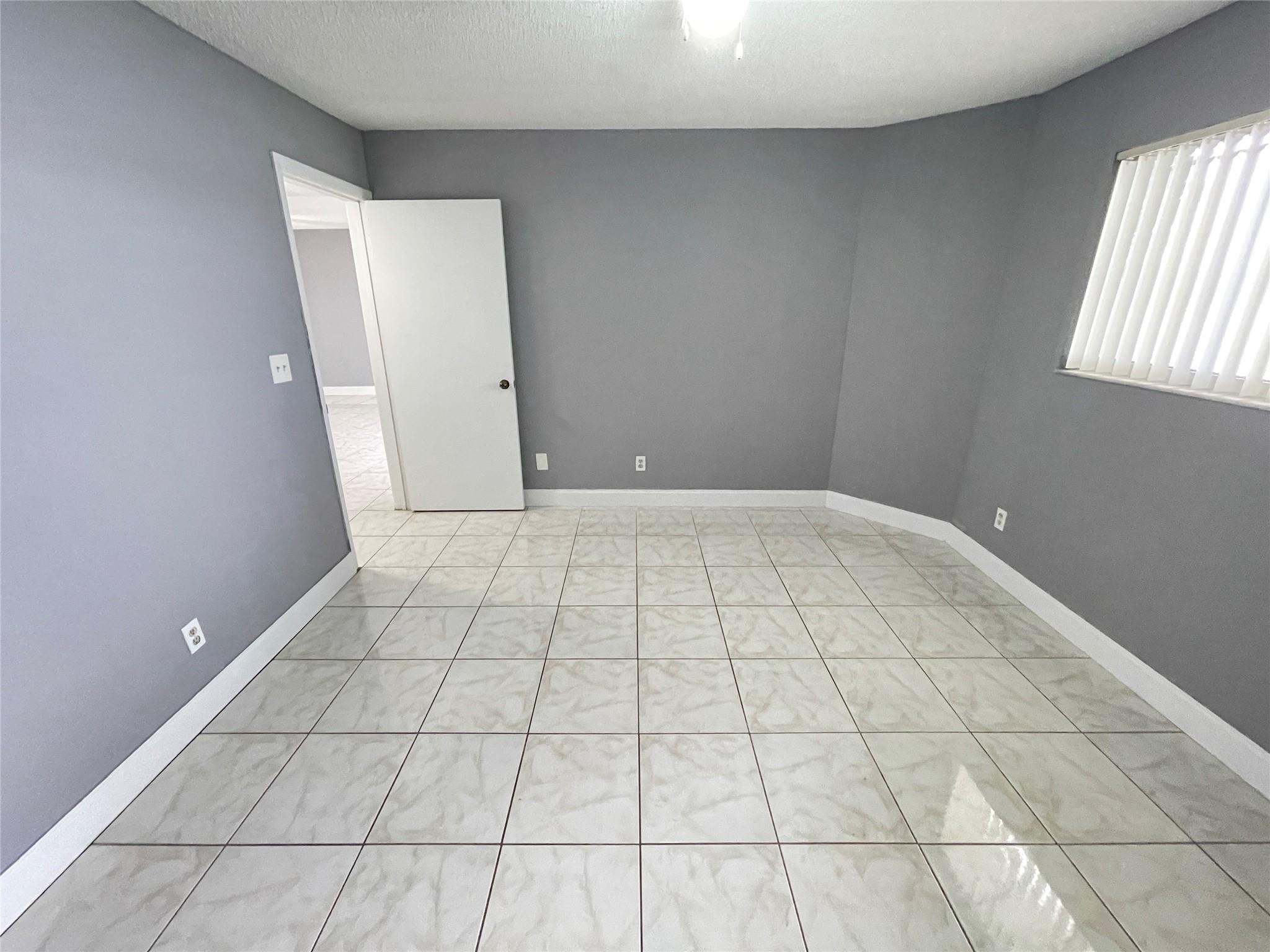 SUMMER LAKE CONDO UNIT 10 - Residential