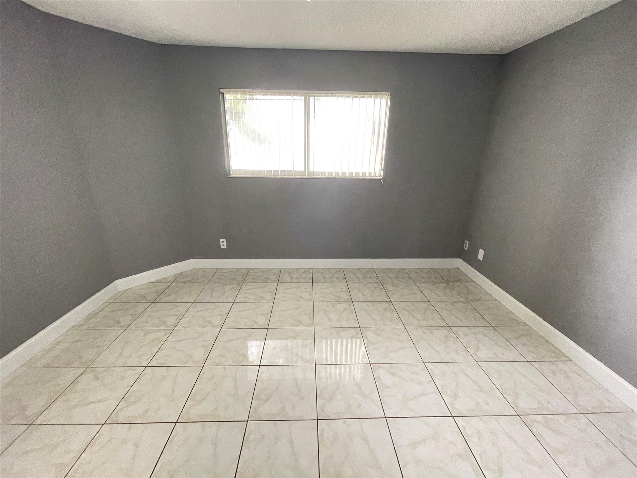 SUMMER LAKE CONDO UNIT 10 - Residential
