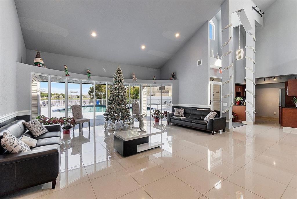 SUMMER LAKE CONDO UNIT 10 - Residential