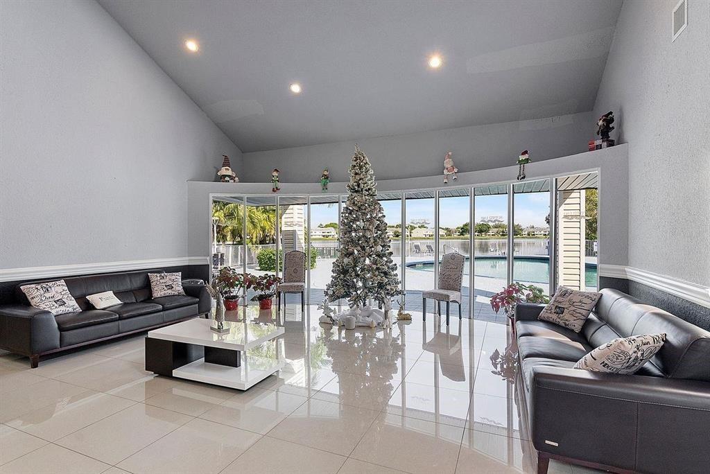 SUMMER LAKE CONDO UNIT 10 - Residential