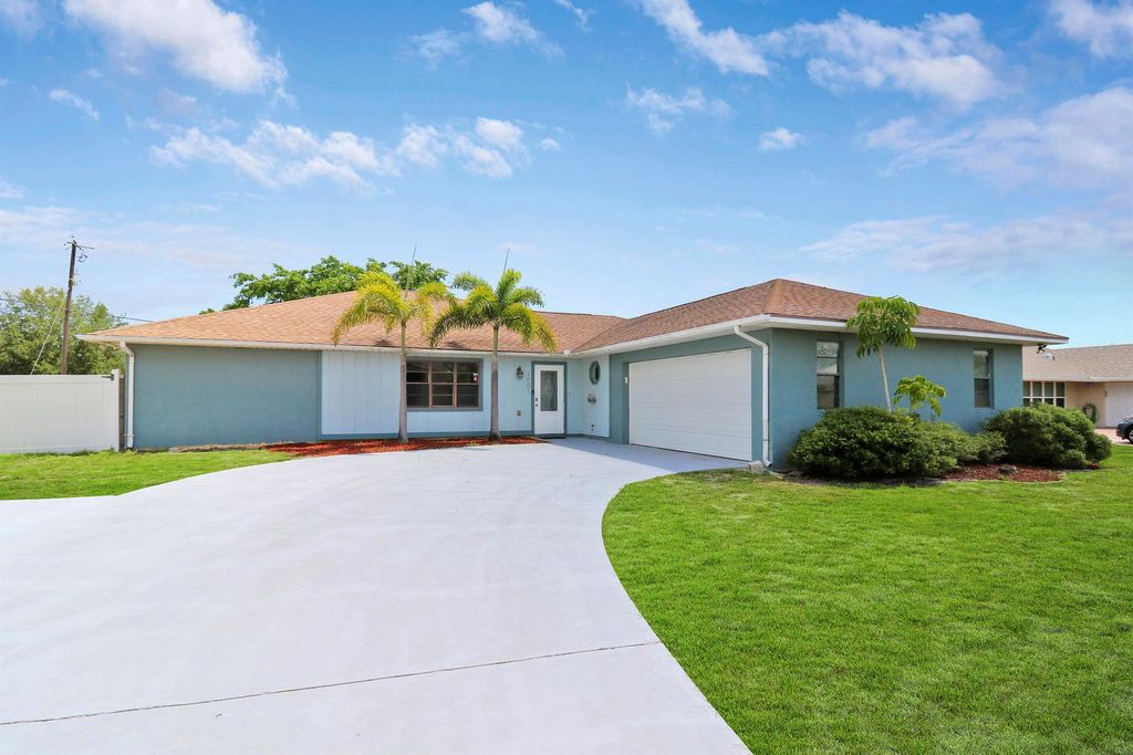 Photo of 1001 SE Spinnaker Avenue, Port Saint Lucie, FL 34983 (MLS # R10990559)