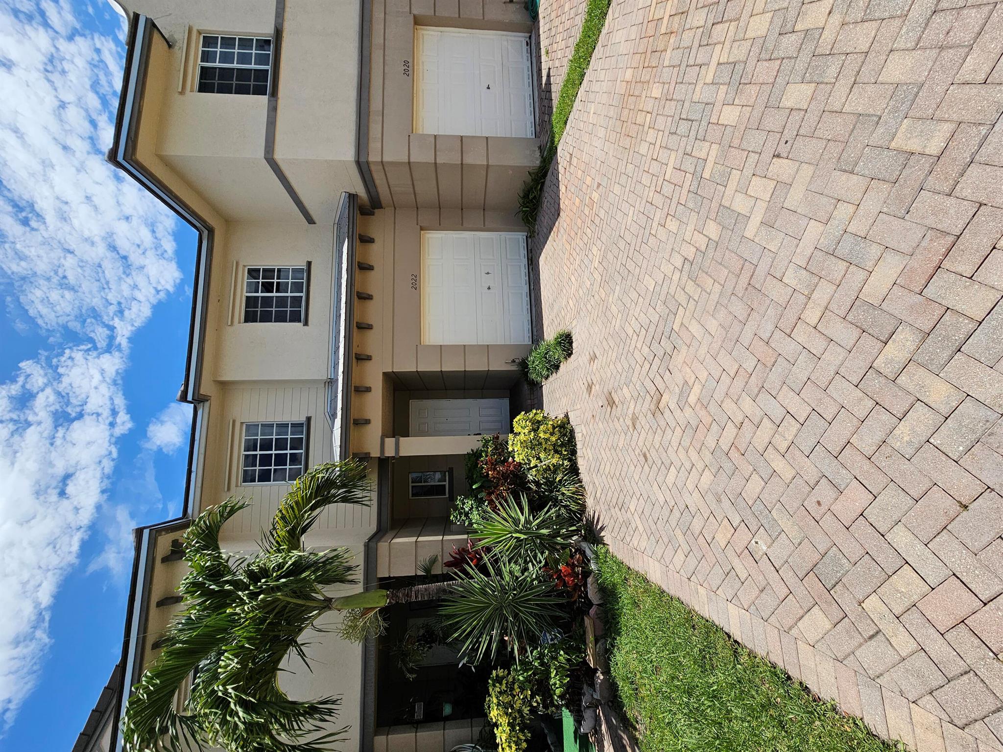 Beautiful Townhouse 3 bedroom, 2 1/2 bathroom, 1 car garage. Gated community Community offers: tennis court, pool and gym, 24 hour security guard. This unit is just a few feet away from the clubhouse and the pool.