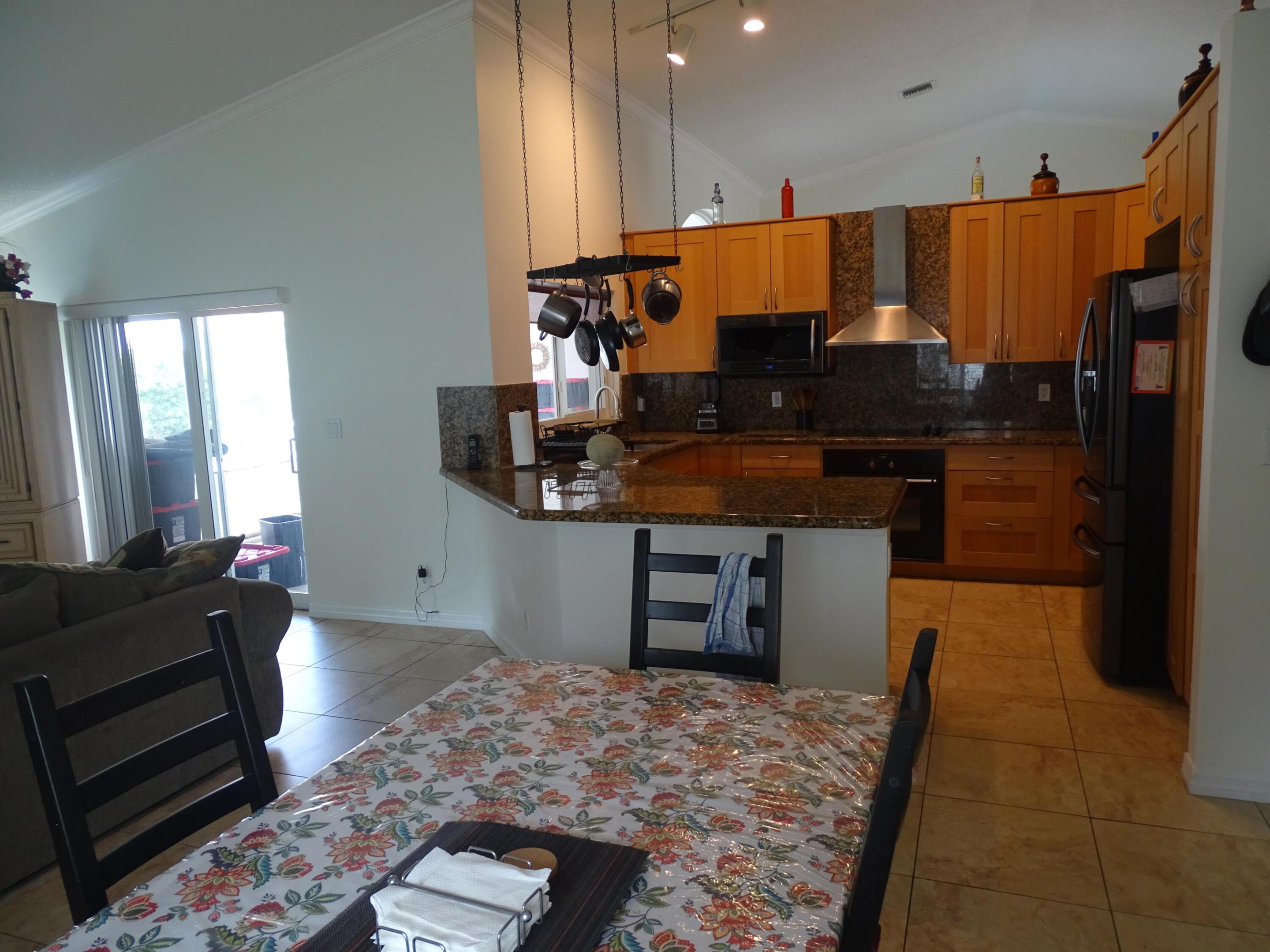 ADDISON COURT - Residential