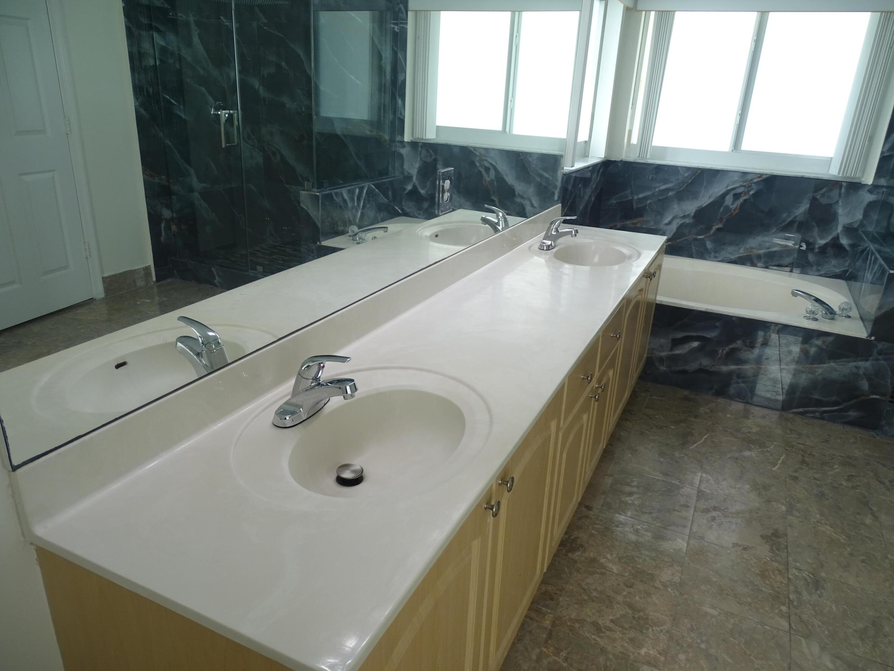 ADDISON COURT - Residential