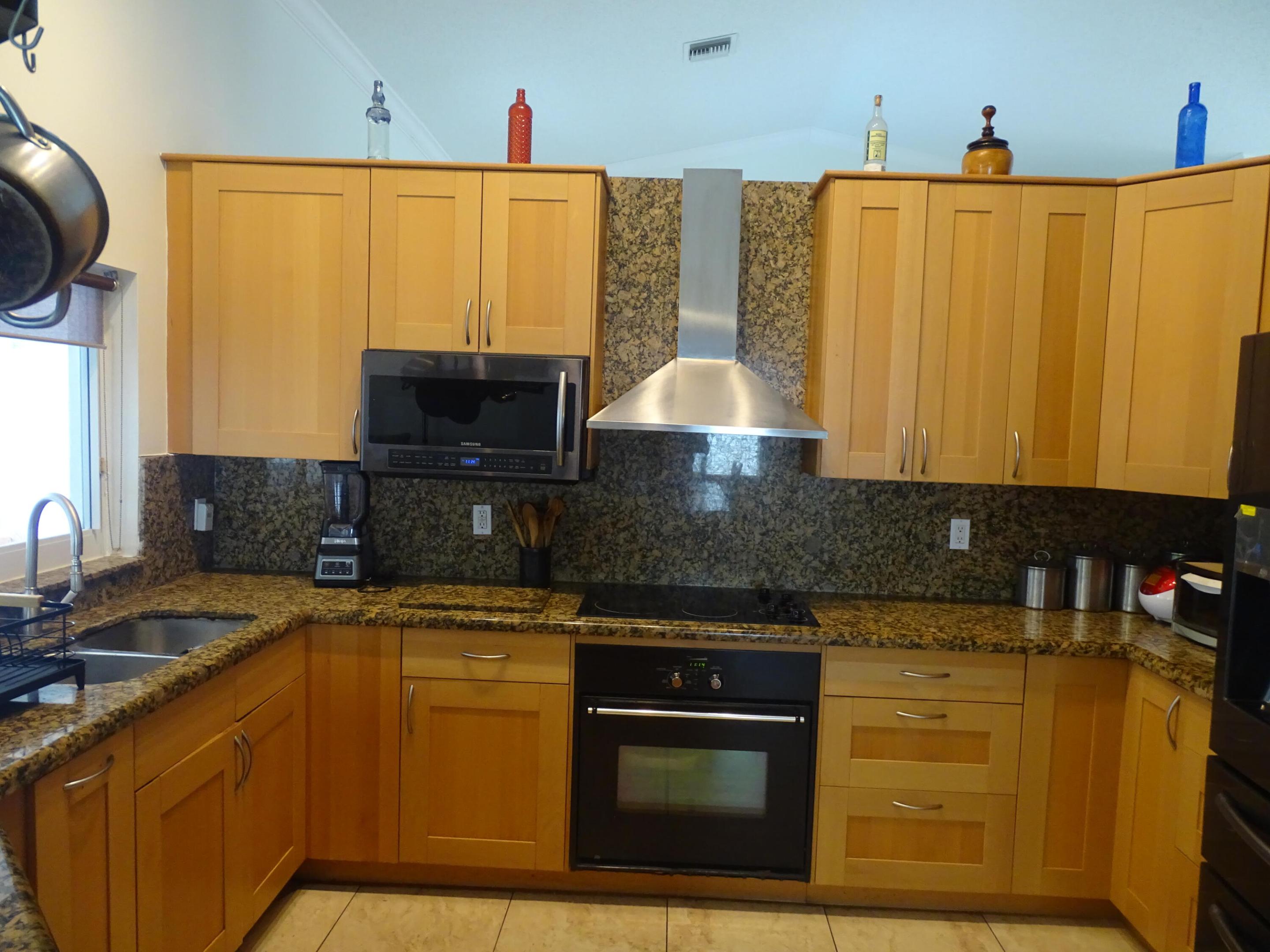 ADDISON COURT - Residential