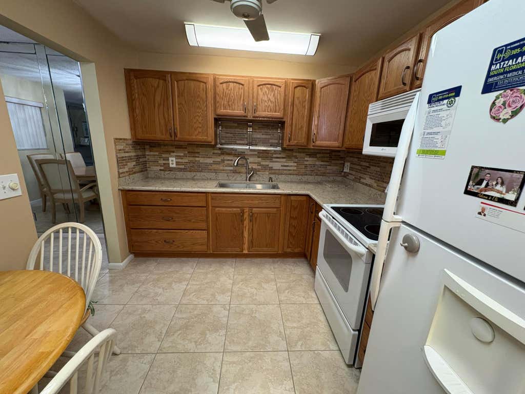 Photo of 160 PLYMOUTH V, West Palm Beach, FL 33417 (MLS # B26059335)