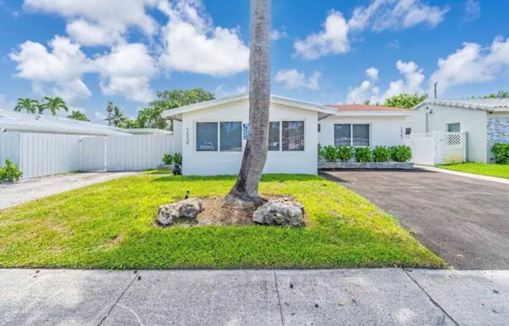 Photo of 1539 NE 15th Avenue, Fort Lauderdale, FL 33304 (MLS # R11101717)