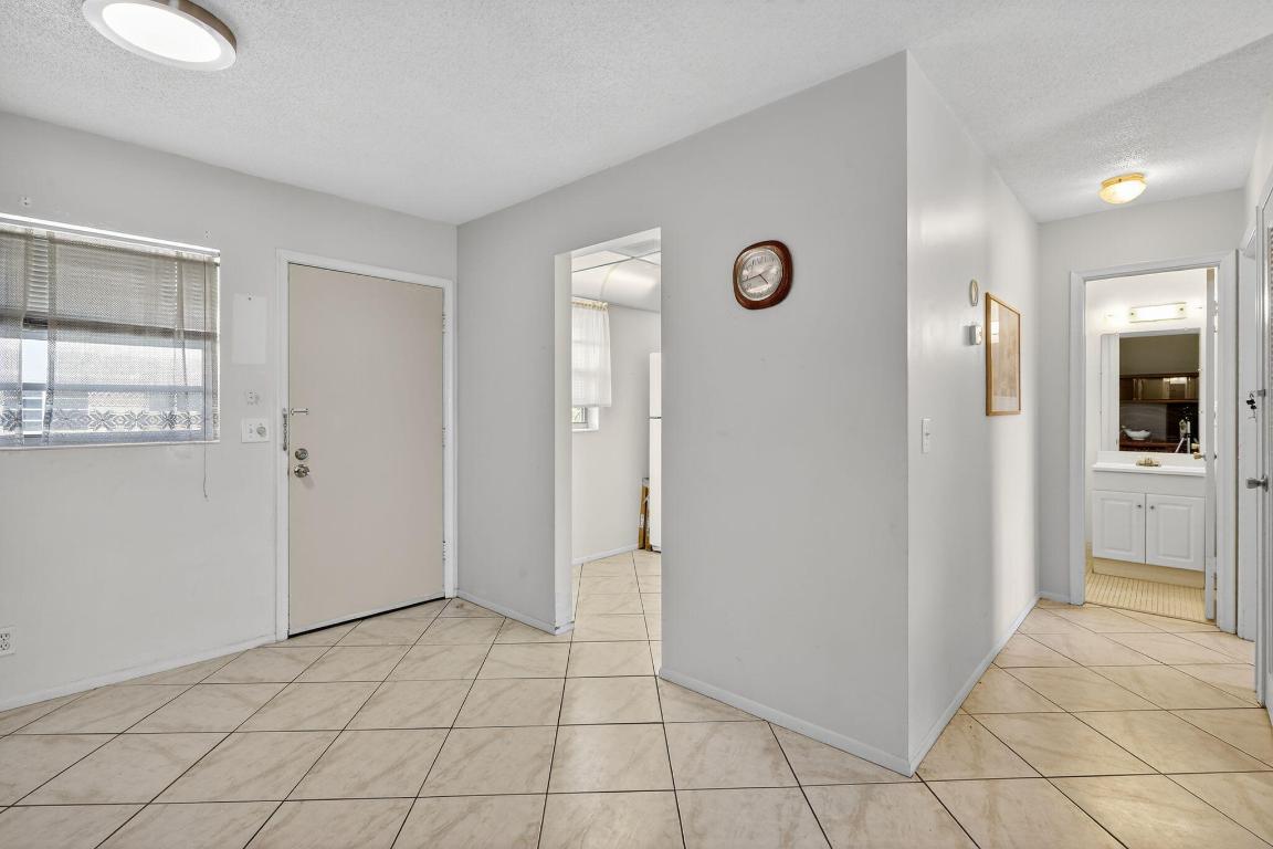 VILLAGE ROYALE CONDO 8 - Residential