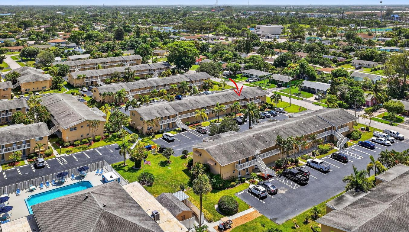 VILLAGE ROYALE CONDO 8 - Residential