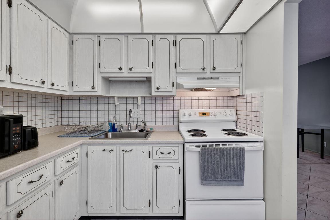 VILLAGE ROYALE CONDO 8 - Residential