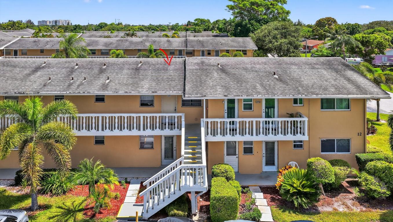 VILLAGE ROYALE CONDO 8 - Residential