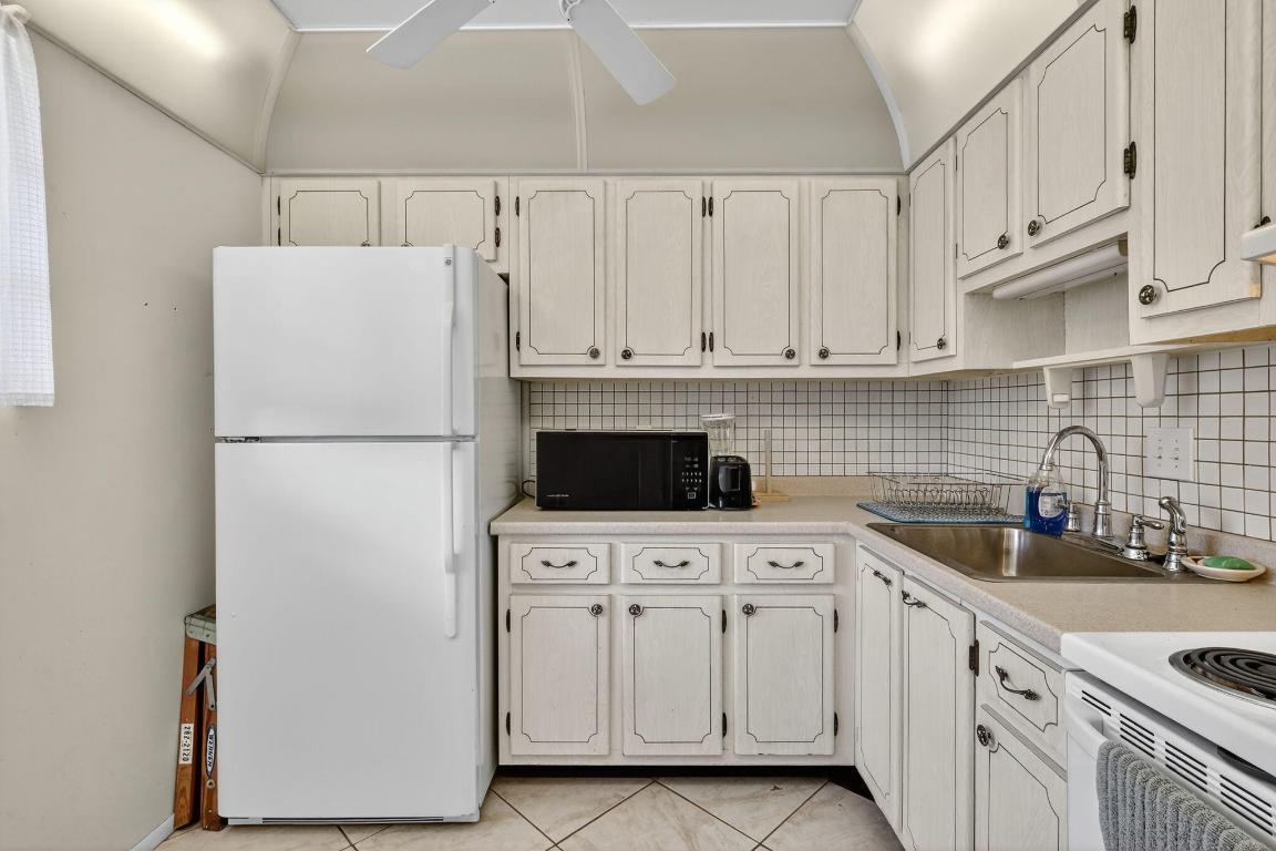 VILLAGE ROYALE CONDO 8 - Residential