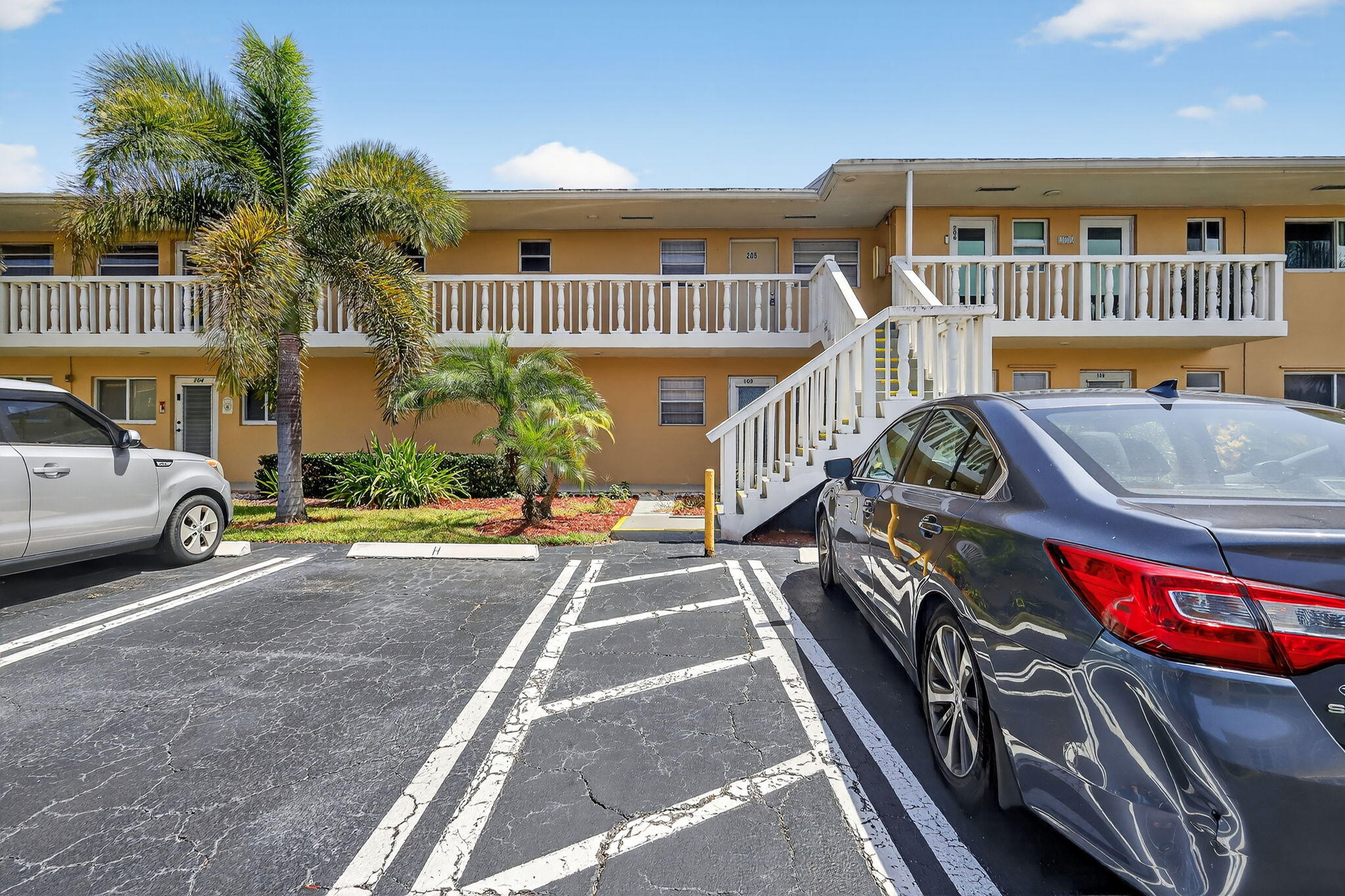 VILLAGE ROYALE CONDO 8 - Residential