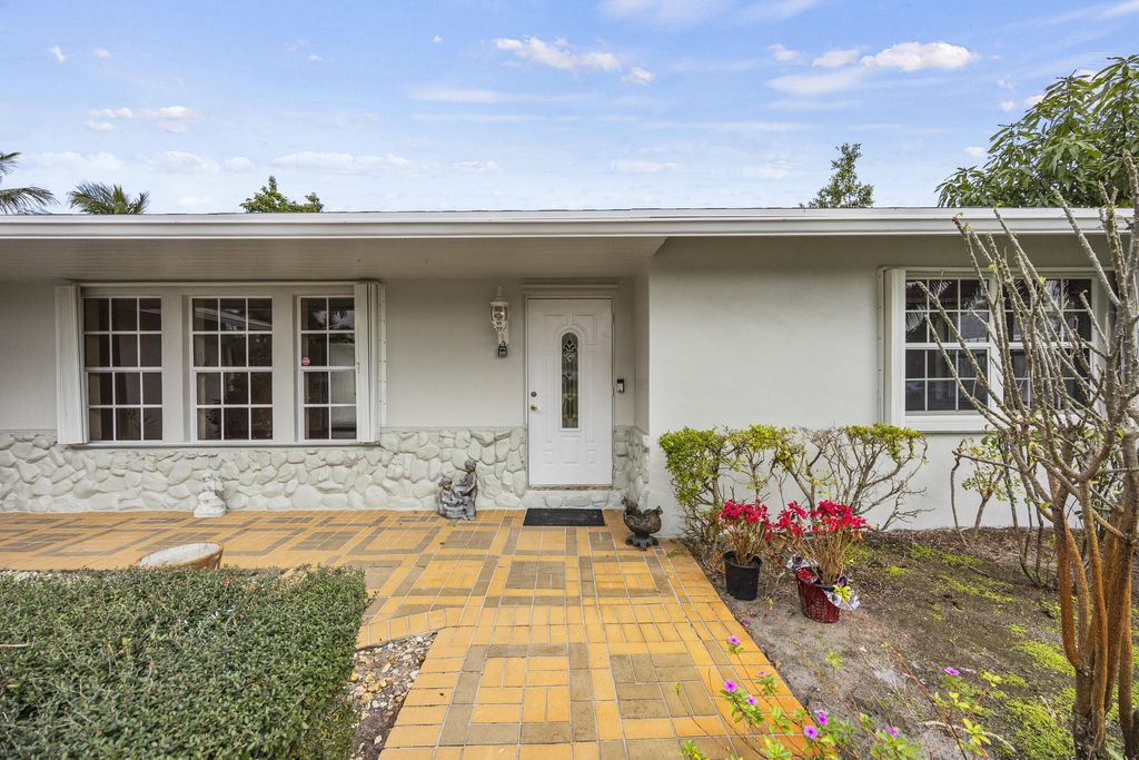 Photo of 723 SW 27th Terrace, Boynton Beach, FL 33435 (MLS # R11160000)