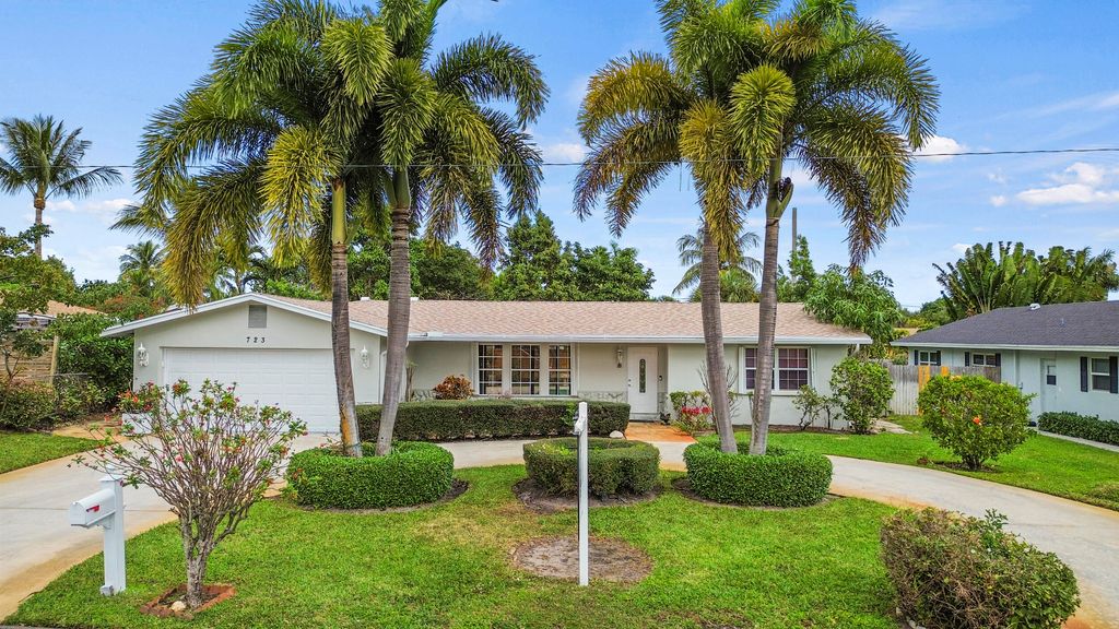 Photo of 723 SW 27th Terrace, Boynton Beach, FL 33435 (MLS # R11160000)