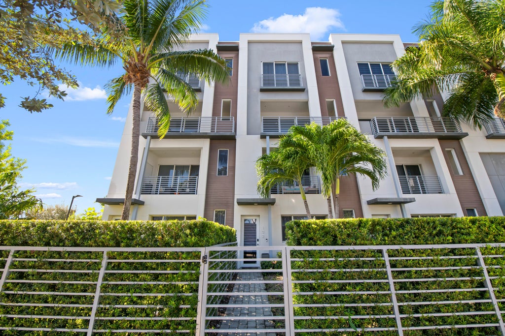 Photo of 1025 NE 18th Avenue #102, Fort Lauderdale, FL 33304 (MLS # B26078251)