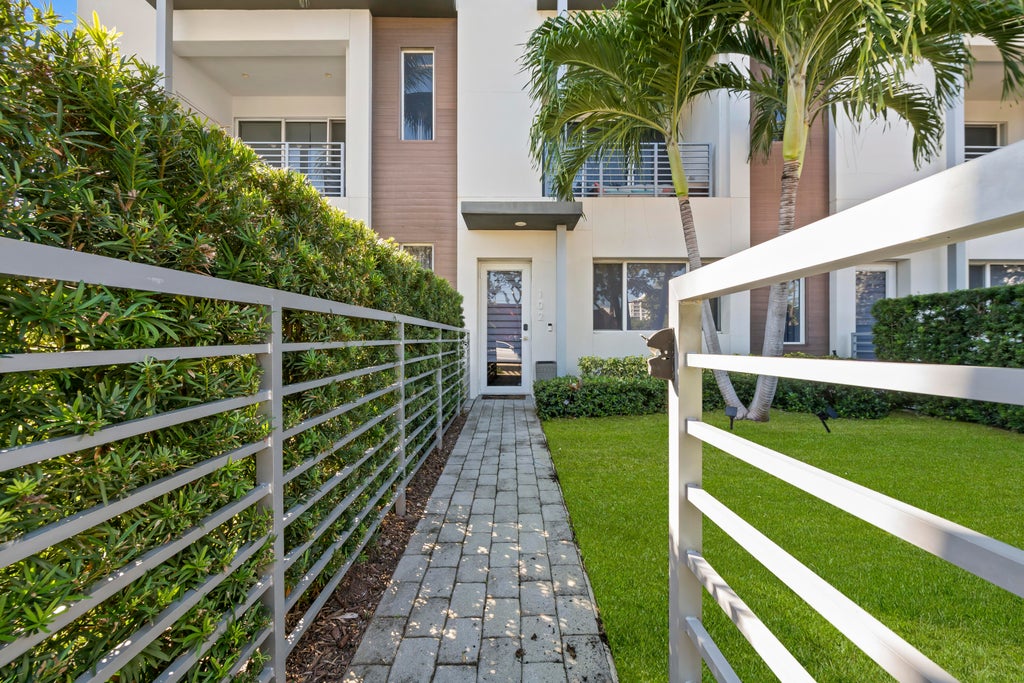 Photo of 1025 NE 18th Avenue #102, Fort Lauderdale, FL 33304 (MLS # B26078251)
