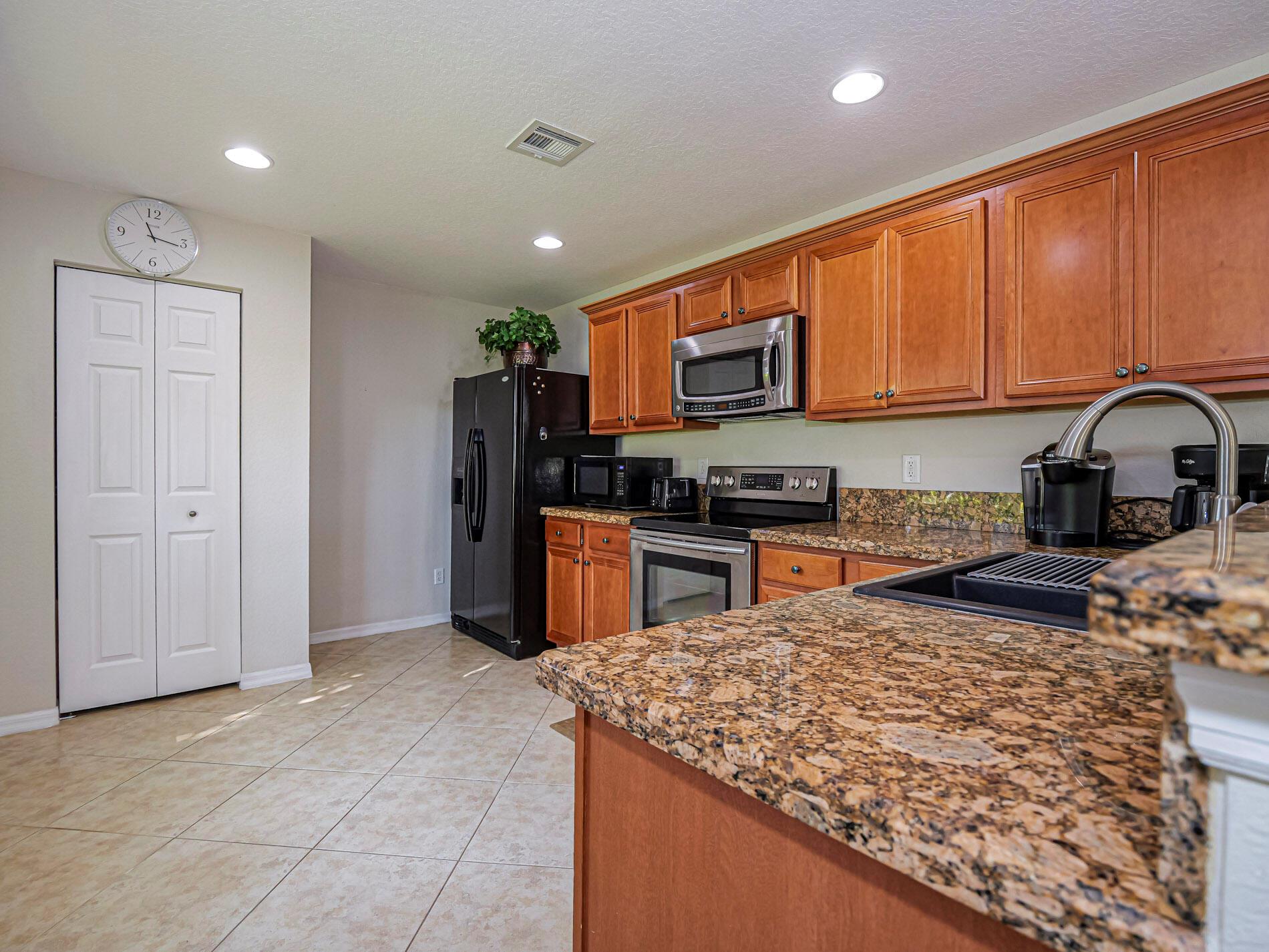 VEROLAGO - Residential Lease