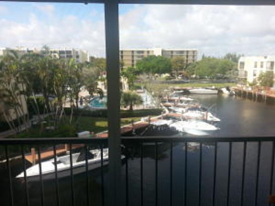 :2/2 condo located in an East Boca, resort style boating community. 5 pools, tennis courts , tons of amenities, 24 hour manned security gate. Close to Mizner and 1 mile to the beach. Currently rented perfect for an investor. Dockage may be available from the association.