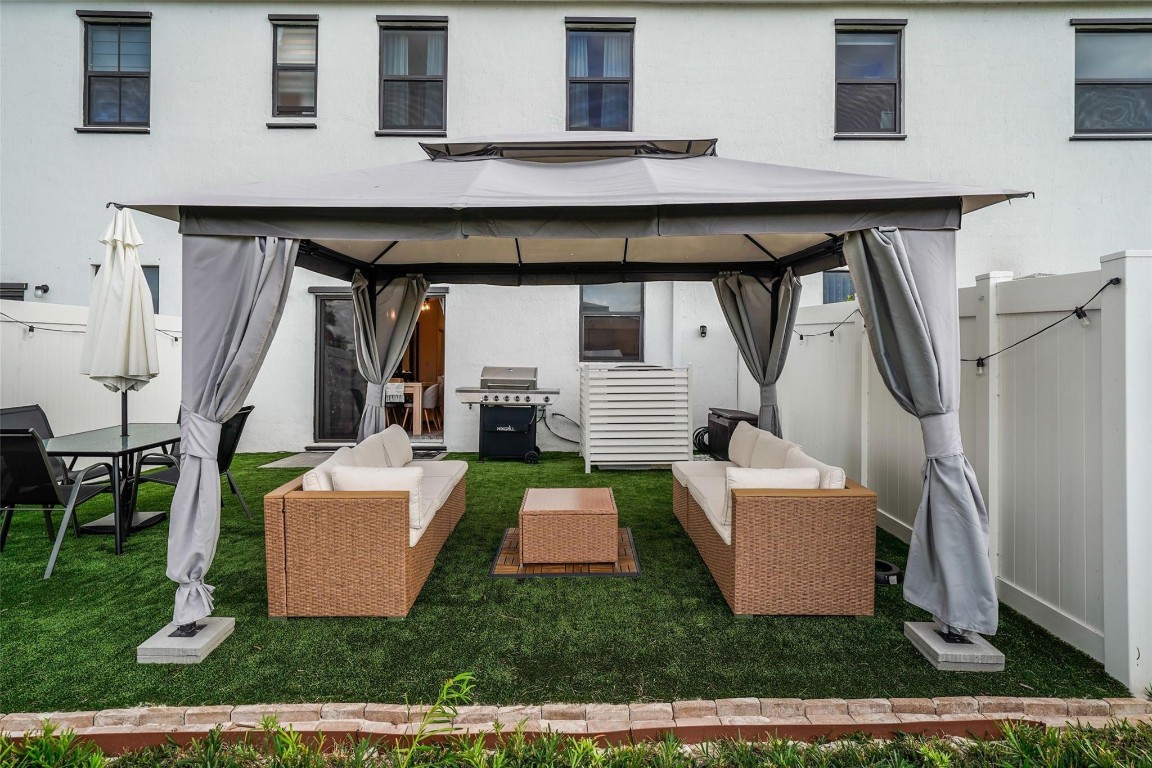 VISTA LAGO - Residential