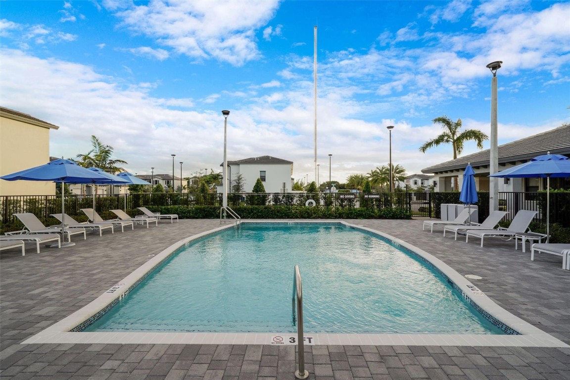 VISTA LAGO - Residential