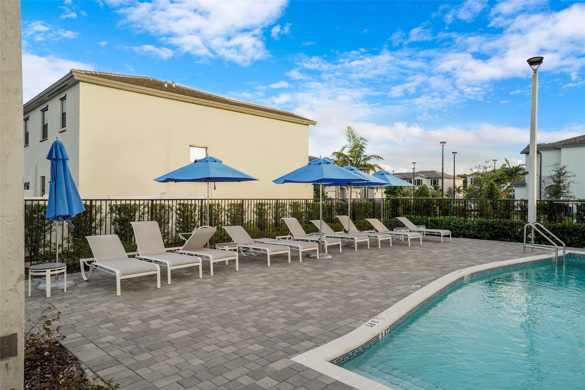 VISTA LAGO - Residential