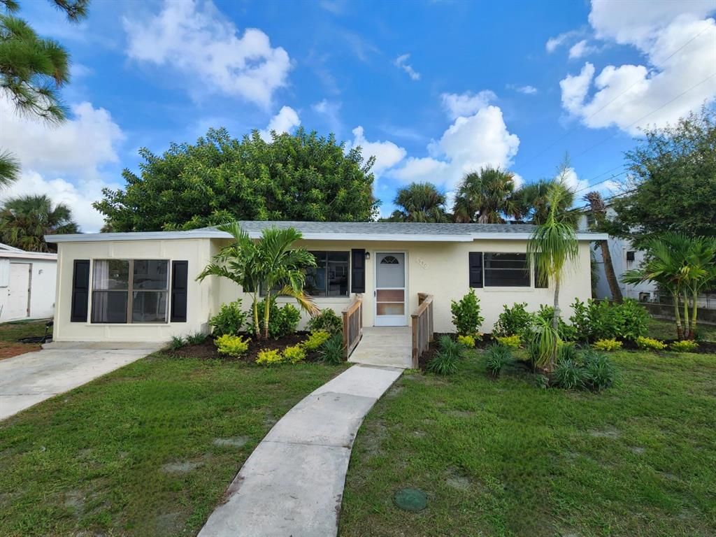 Photo of 510 Florida Avenue Ave, Fort Pierce, FL 34950 (MLS # R10829665)