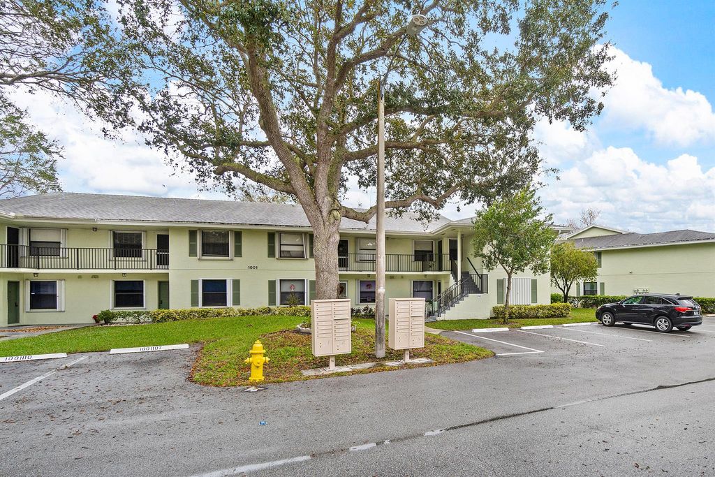Photo of 1001 Sabal Ridge Circle #H, Palm Beach Gardens, FL 33418 (MLS # R10952150)