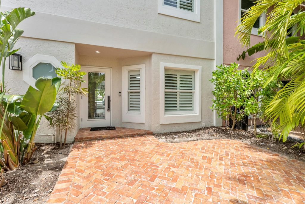 Photo of 802 Andrews Avenue, Delray Beach, FL 33483 (MLS # R11144964)